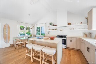 9 Pine Tree Rd in Southampton, NY - Building Photo - Building Photo