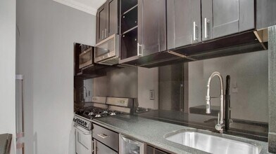 438 W 52nd St in New York, NY - Building Photo - Building Photo
