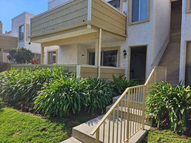 18408 Hatteras St, Unit 47 in Tarzana, CA - Building Photo - Building Photo