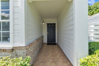 13737 SW 147th Cir Ln in Miami, FL - Foto de edificio - Building Photo