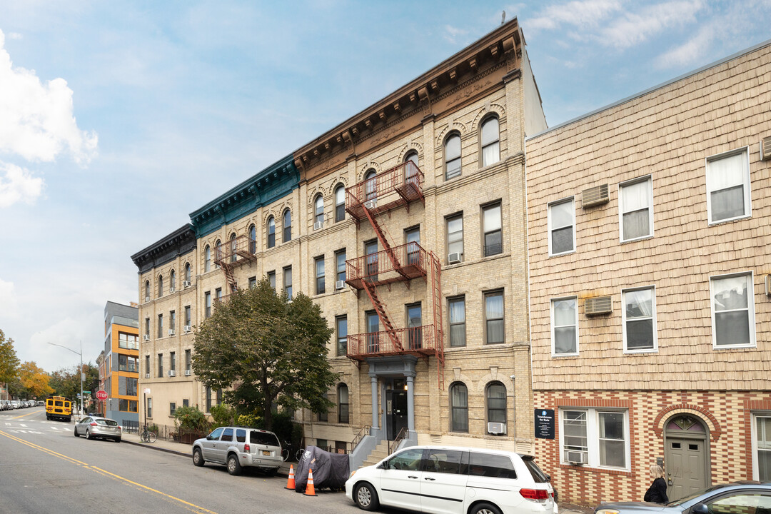 532 Graham Ave in Brooklyn, NY - Building Photo