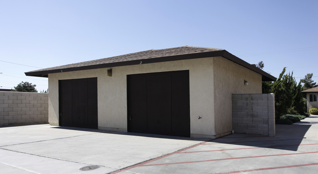 15554 Bear Valley Rd in Victorville, CA - Building Photo