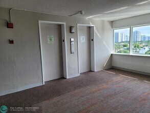 401 Golden Isles Dr in Hallandale Beach, FL - Building Photo - Building Photo