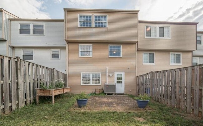 1746 Springfield Ln in Frederick, MD - Building Photo - Building Photo