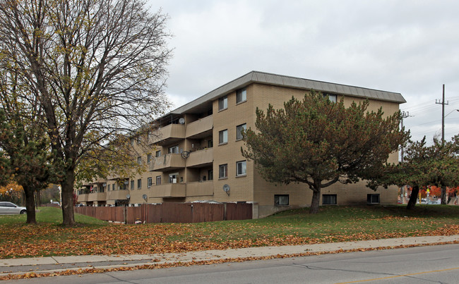 200 Garden St in Whitby, ON - Building Photo - Building Photo