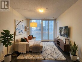 100 Harbour St in Toronto, ON - Building Photo