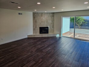 12948 Lull St in North Hollywood, CA - Foto de edificio - Building Photo