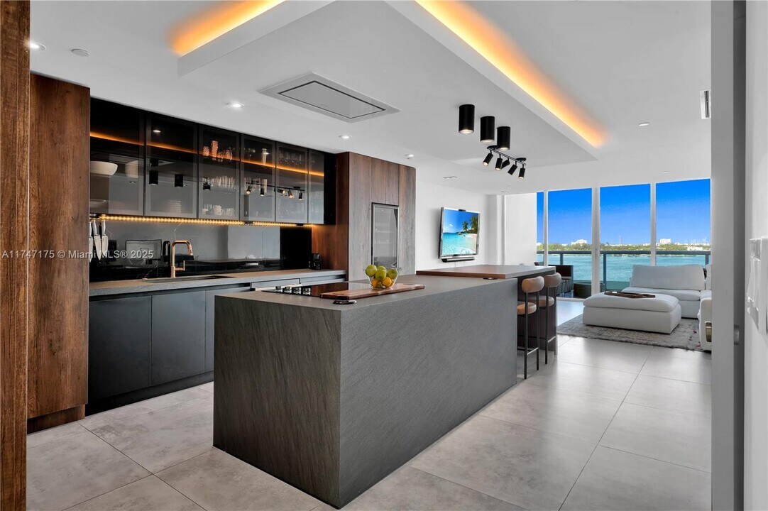 7935 East Dr in North Bay Village, FL - Building Photo