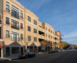 2044 W Belmont Ave in Chicago, IL - Foto de edificio - Building Photo