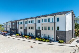 Grace Creek Senior Apartments in West Des Moines, IA - Building Photo - Building Photo