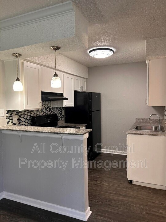 5426 Menchaca Rd in Austin, TX - Building Photo