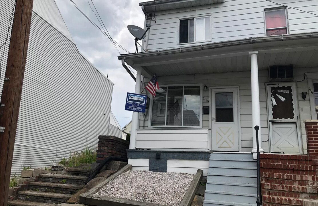 215 N Vine St in Shamokin, PA - Foto de edificio