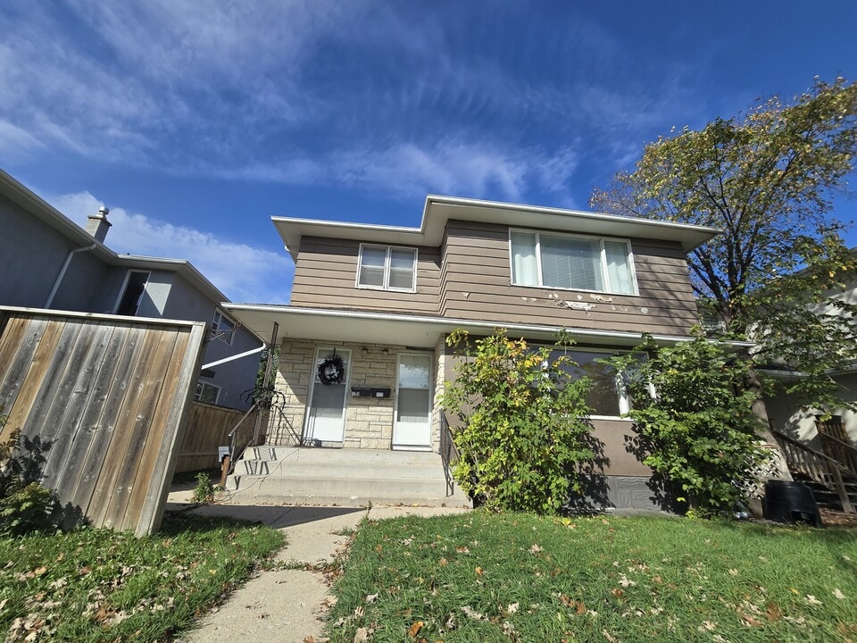 111 Academy Rd in Winnipeg, MB - Building Photo