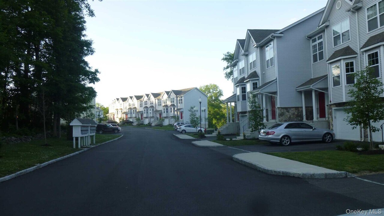 48 Berry Ln in Wappingers Falls, NY - Building Photo