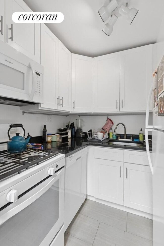 27 W 94th St in New York, NY - Building Photo - Building Photo
