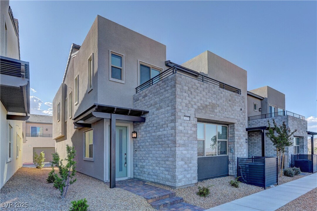 1420 Song Lark Ln in Las Vegas, NV - Building Photo