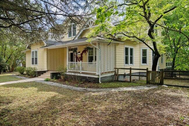 802 N Poplar St in Aberdeen, NC - Foto de edificio - Building Photo