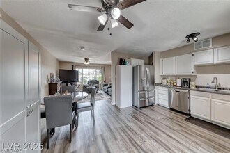 861 E Hacienda Ave in Las Vegas, NV - Building Photo - Building Photo