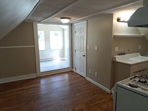 35 Pine St, Unit Unit 3-C in Rochester, NH - Foto de edificio - Building Photo