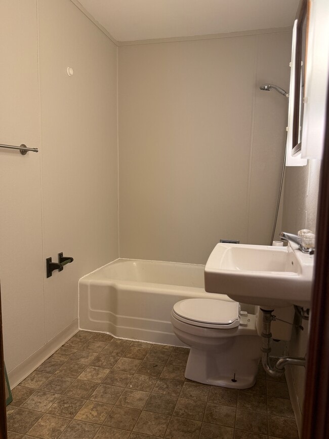206 W 9th St, Unit Upper in Mankato, MN - Foto de edificio - Building Photo