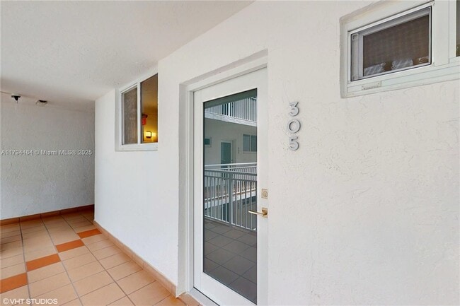 1666 West Ave, Unit 305 in Miami Beach, FL - Building Photo - Building Photo