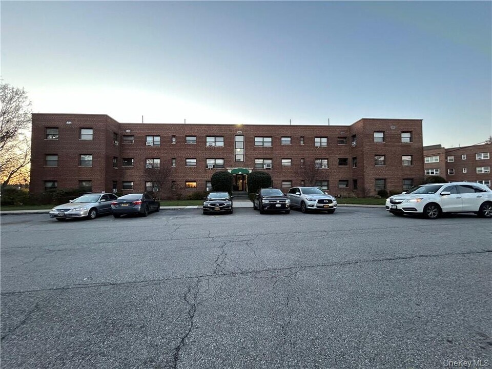 25 Shady Glen Ct in New Rochelle, NY - Foto de edificio