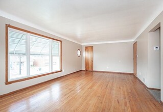 4633 Warner Rd in Garfield Heights, OH - Building Photo - Building Photo