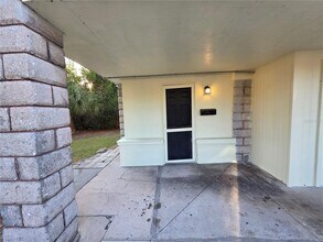 2219 21st Ave S in St. Petersburg, FL - Foto de edificio - Building Photo