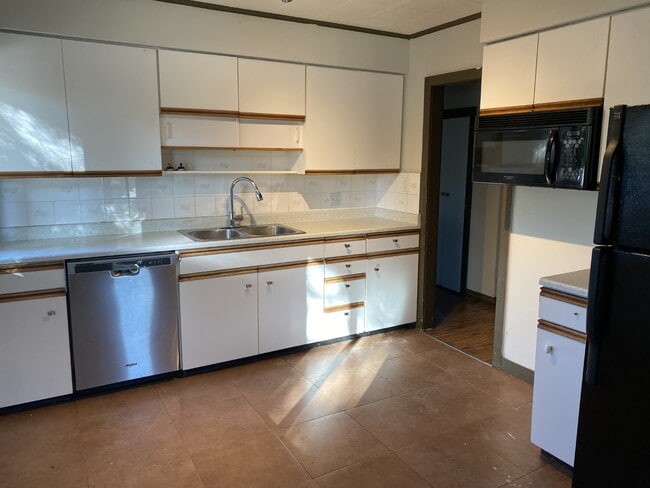 1023 Dufferin Crescent in Nanaimo, BC - Building Photo - Building Photo