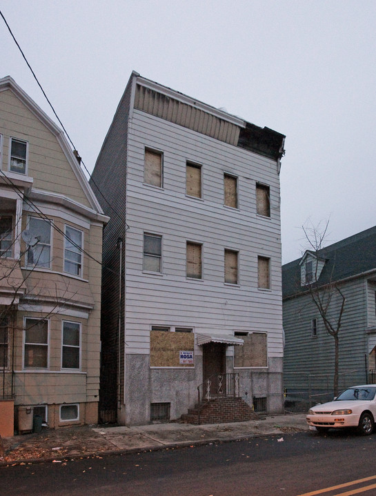 42 Hawkins St in Newark, NJ - Building Photo