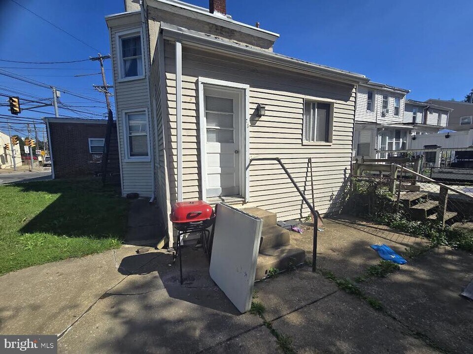 82 N Sycamore Ave in Clifton Heights, PA - Building Photo