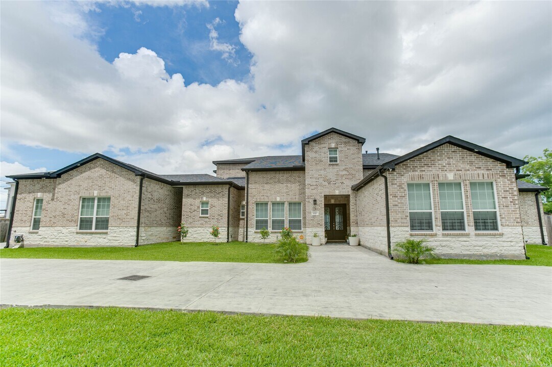 4821 1st St in Pasadena, TX - Building Photo