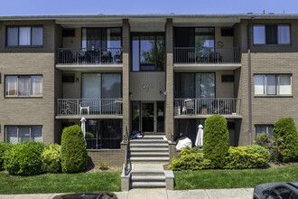 Ledgewood Terrace in Little Ferry, NJ - Foto de edificio - Building Photo