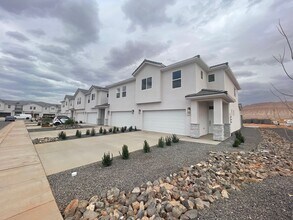 3847 Mustang Vly Dr in Washington, UT - Building Photo - Building Photo