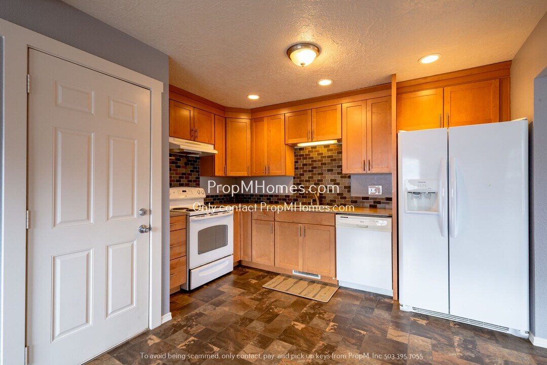 5160 NE Columbia Blvd in Portland, OR - Foto de edificio