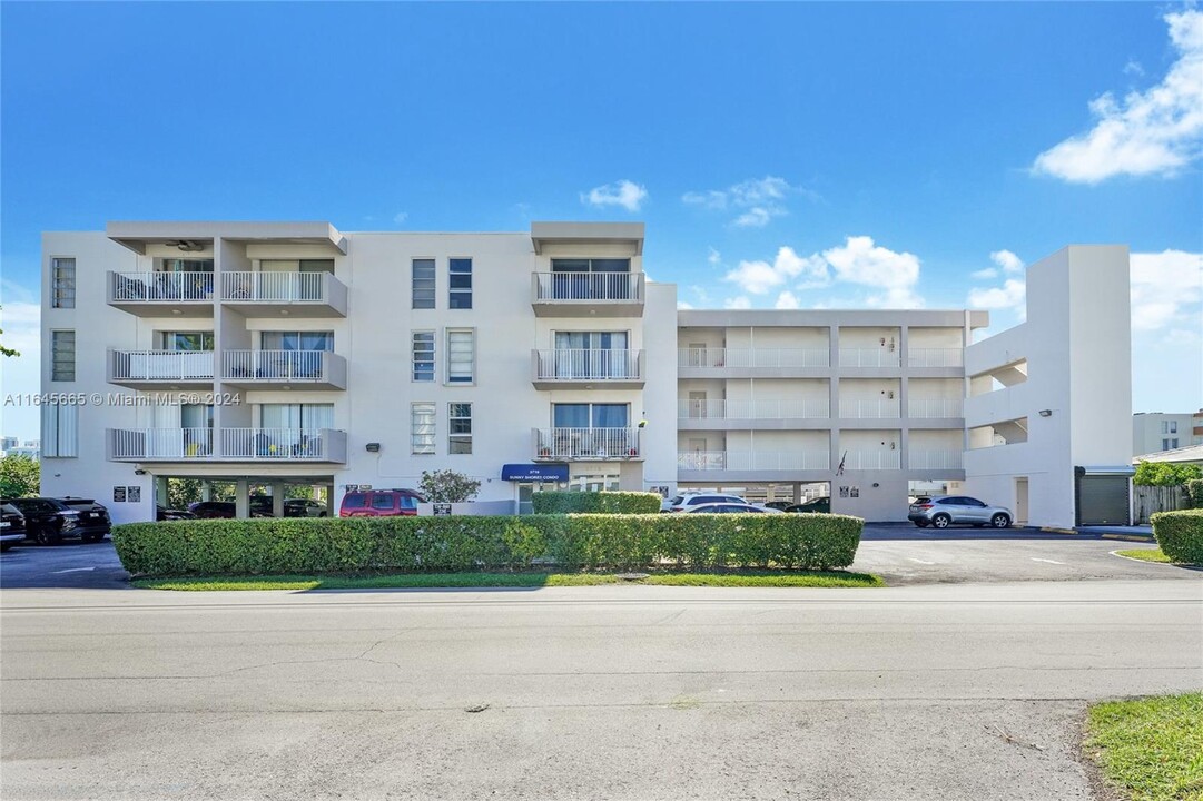 3716 NE 168th St in North Miami Beach, FL - Foto de edificio