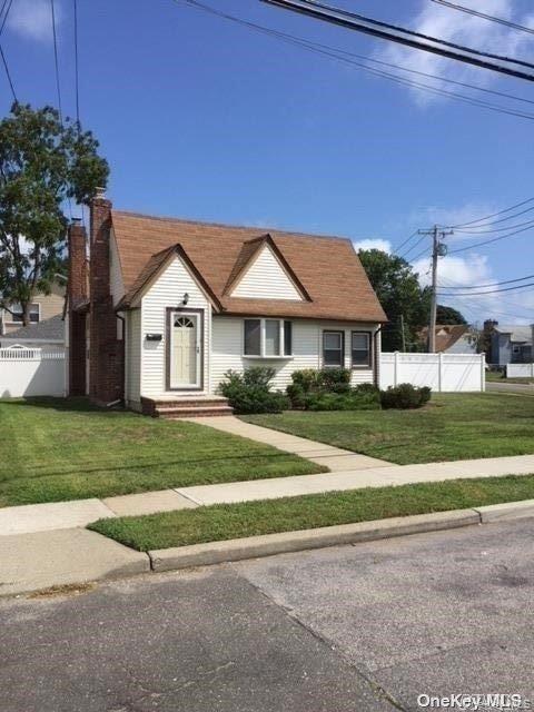 23 Rosebud Ave in Merrick, NY - Building Photo