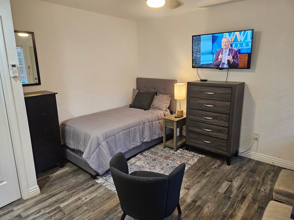 209 N Huntington St, Unit 3 in San Fernando, CA - Building Photo