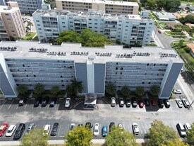 320 NE 12th Ave in Hallandale Beach, FL - Building Photo