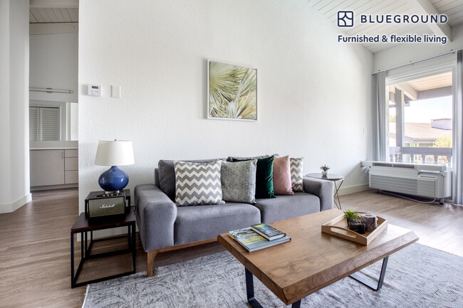 6510 Green Valley Cir in Culver City, CA - Building Photo - Building Photo