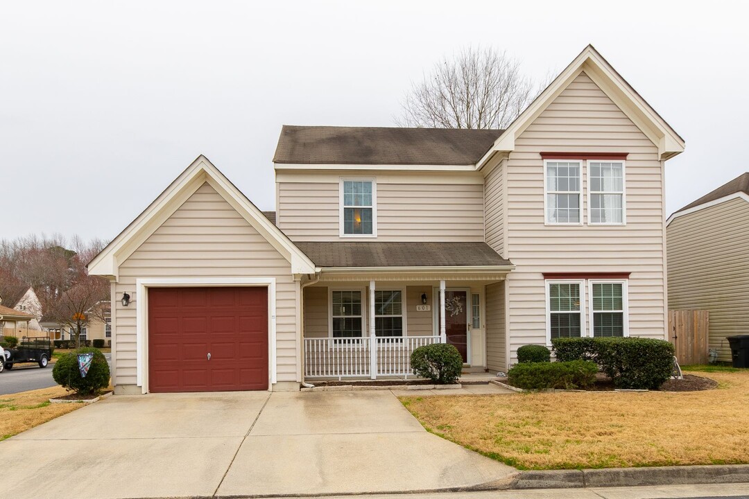 601 Lord Byron Ct in Chesapeake, VA - Building Photo