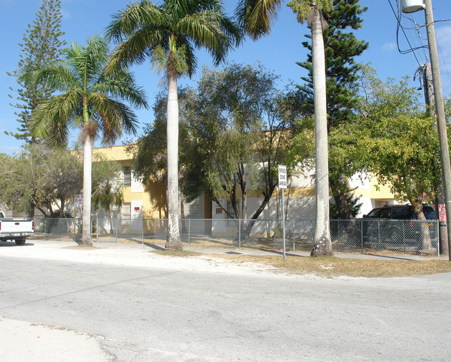 31 NW 5th St in Homestead, FL - Foto de edificio - Building Photo