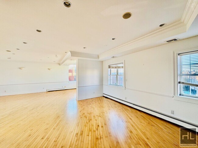 31-12 45th St-Unit -3 in Queens, NY - Building Photo - Building Photo