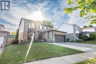 22 Mayflower St in Whitby, ON - Building Photo