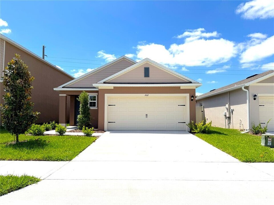 1012 Victoria Parc Ave in Orange City, FL - Building Photo