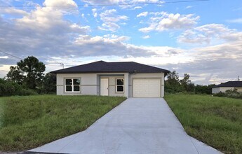425 Parkman Ave in Lehigh Acres, FL - Building Photo - Building Photo