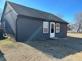 835 N Flora St in Wichita, KS - Building Photo