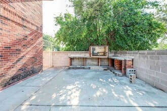 2220 Santa Cleotilde Ave, Unit 4 in Laredo, TX - Building Photo - Building Photo