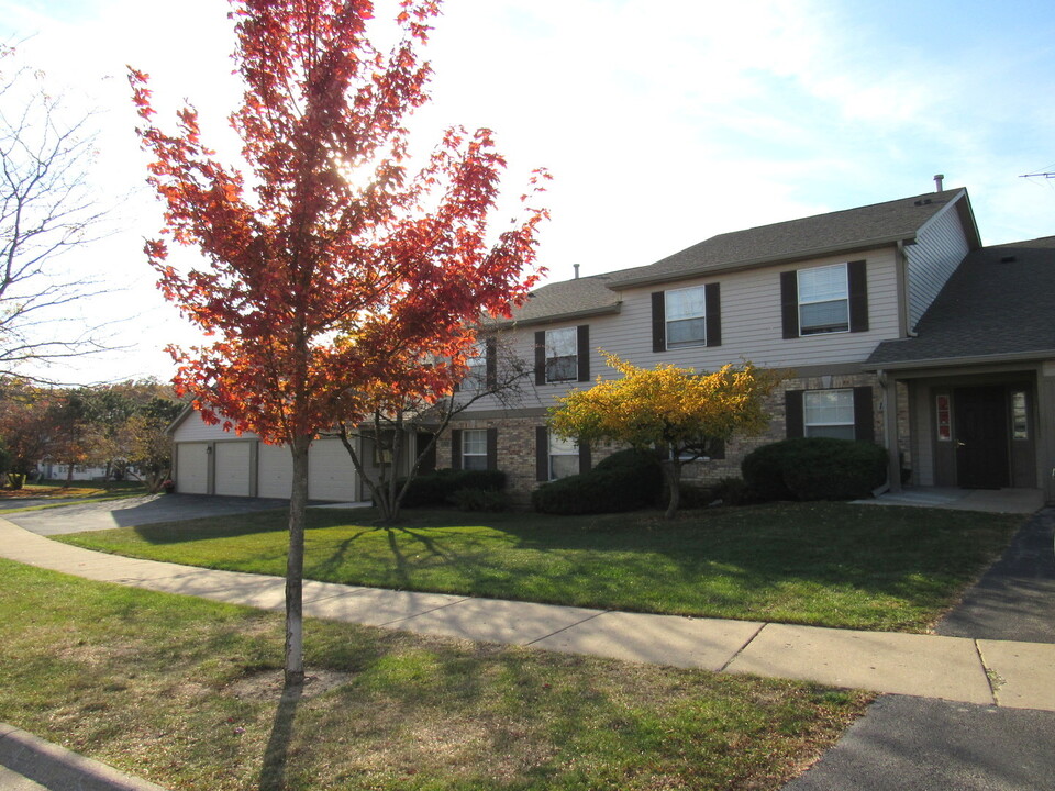 1321 N Red Oak Cir in Round Lake Beach, IL - Building Photo