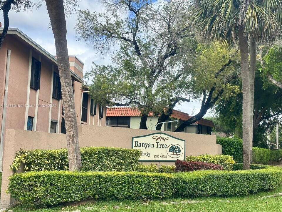 9808 Hammocks Blvd in Miami, FL - Building Photo